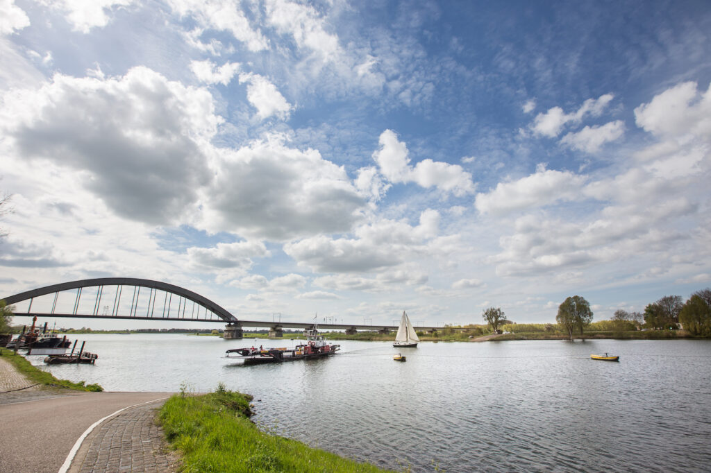 Brug over de Lek met veerpont bij Culemborg