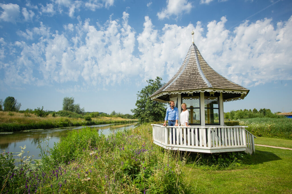 mensen in pergola in Land van Maas en Waal