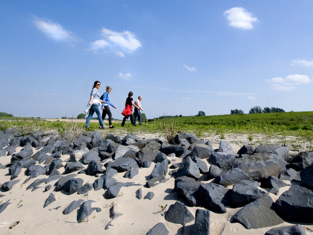 Wandelende mensen tussen Zaltbommel en Varik