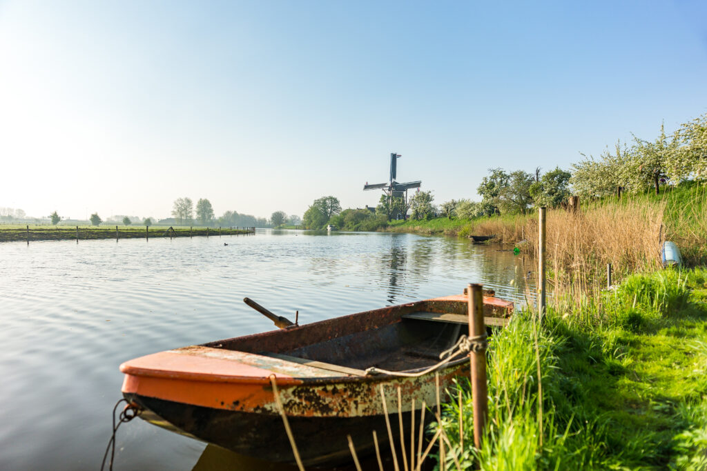 Bootje bij molen in het water in west betuwe