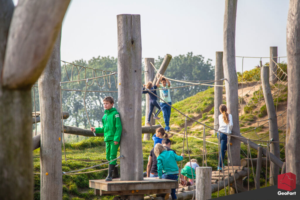 Kids spelen buiten in de touwen bij geofort